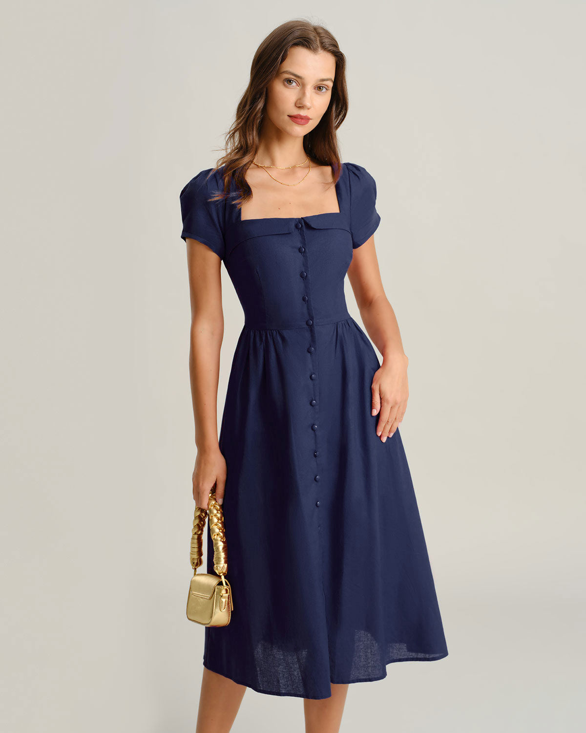 Vestido midi evasê marinho com decote quadrado e mangas curtas