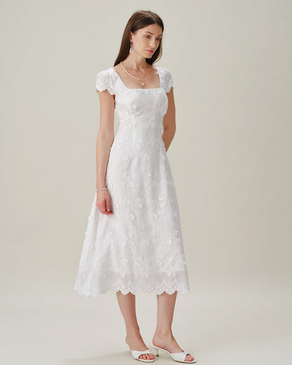 Vestido midi branco com decote quadrado e bordado