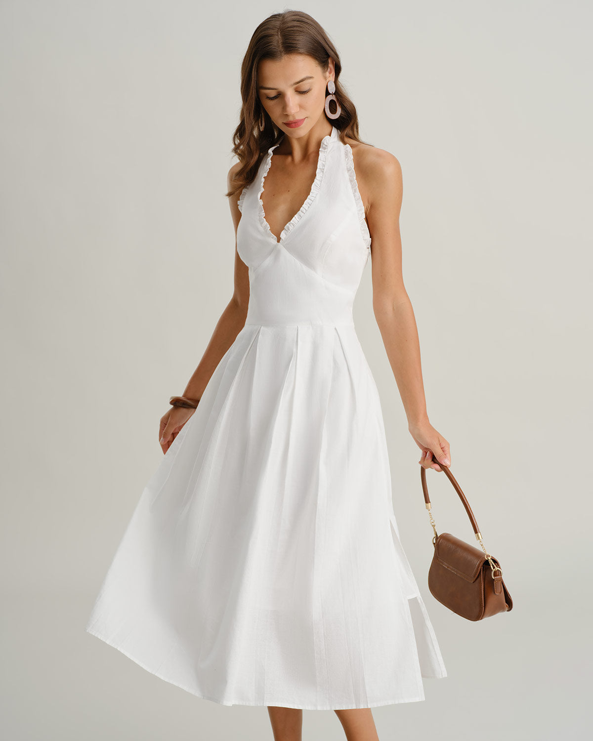 Vestido midi branco com gola halter, decote em V e sem mangas