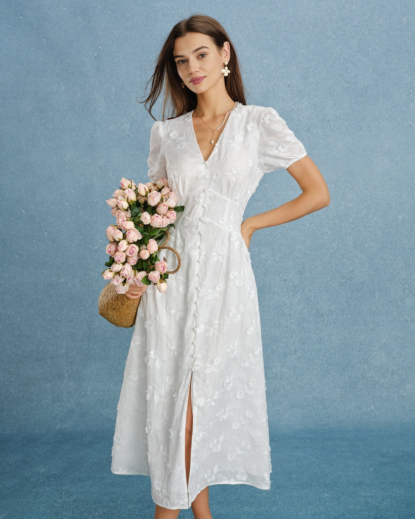Vestido midi branco com mangas bufantes e bordados