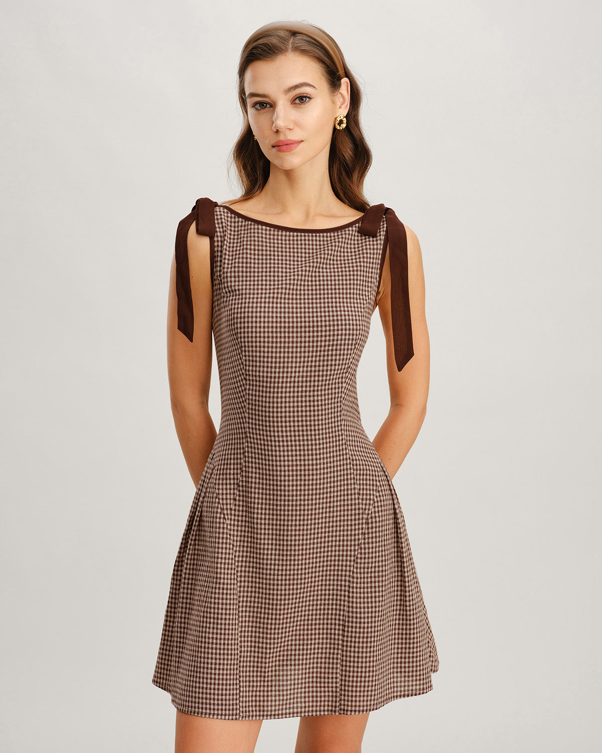 Minivestido xadrez vichy marrom com alças de amarrar