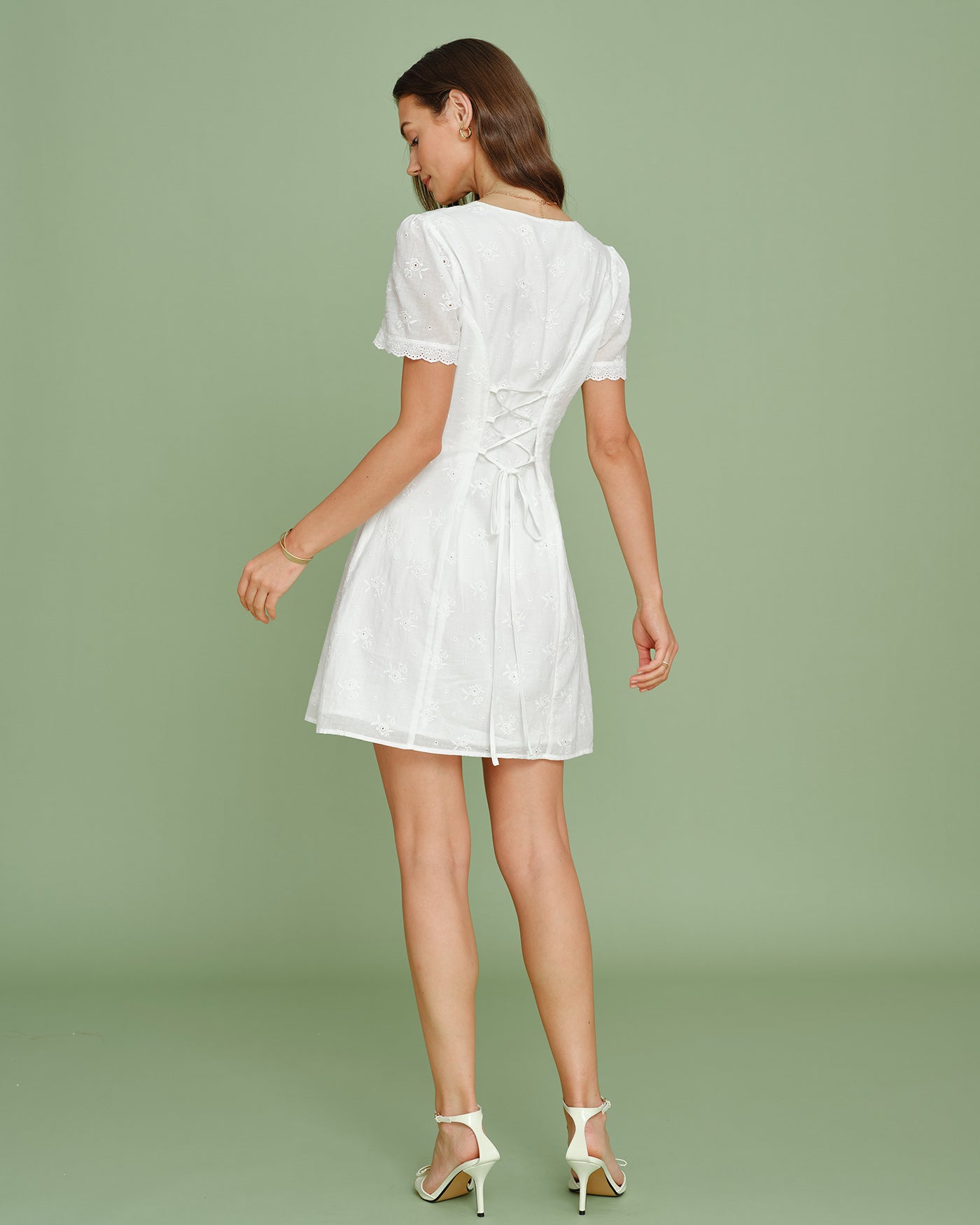 Vestido curto branco em renda bordada com decote em V