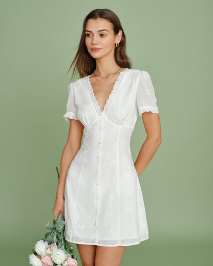 Vestido curto branco em renda bordada com decote em V