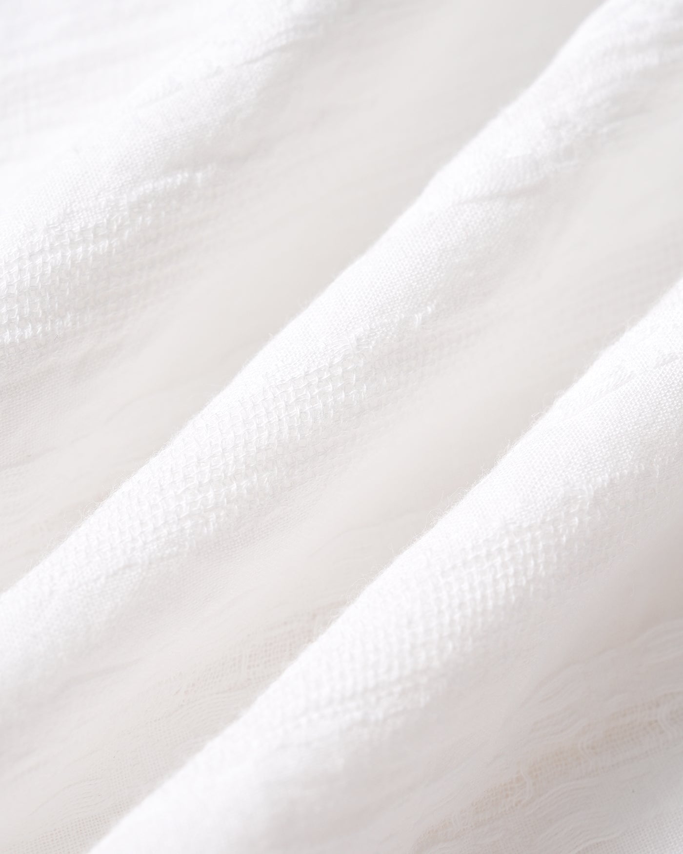 Minivestido branco com gola mandarim e recortes