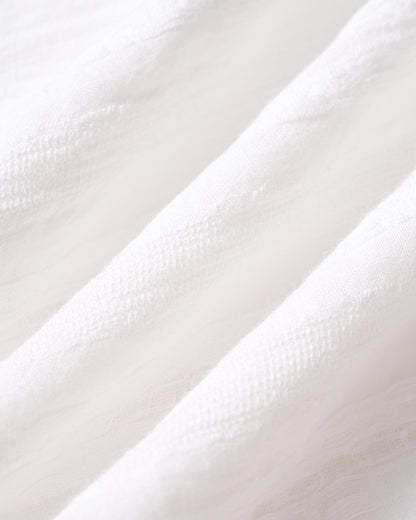 Minivestido branco com gola mandarim e recortes
