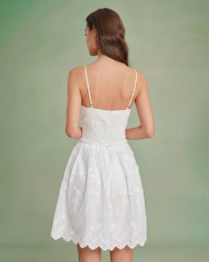 Minivestido slip branco com bordado floral