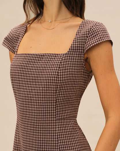 Mini vestido xadrez marrom com decote quadrado