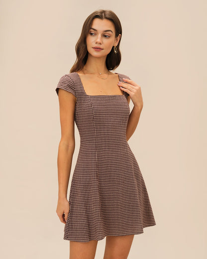 Mini vestido xadrez marrom com decote quadrado