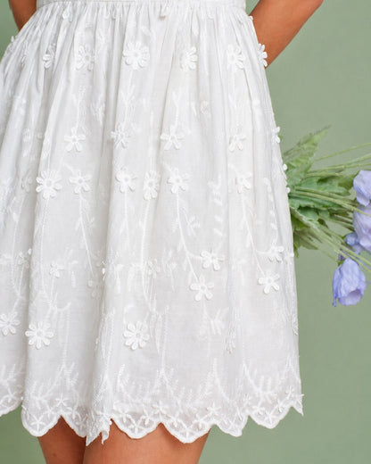 Minivestido slip branco com bordado floral