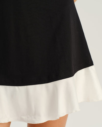 Vestido mini evasê sem mangas preto com detalhes contrastantes