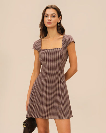 Mini vestido xadrez marrom com decote quadrado