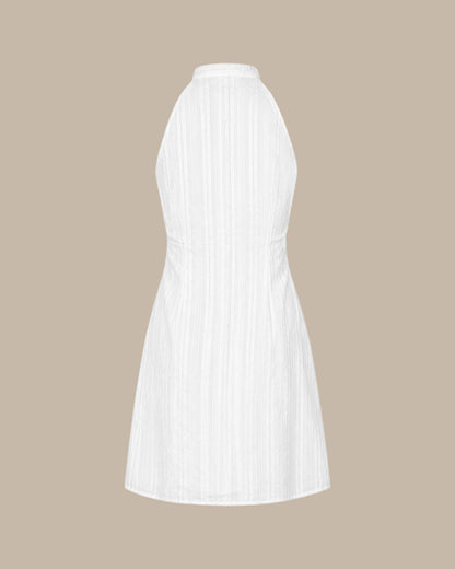 Minivestido branco com gola mandarim e recortes