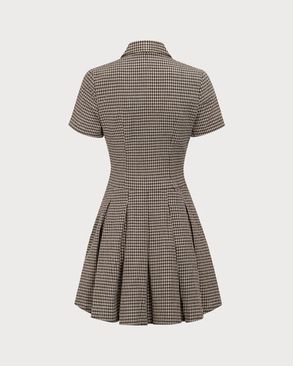Mini vestido plissado xadrez marrom com lapela