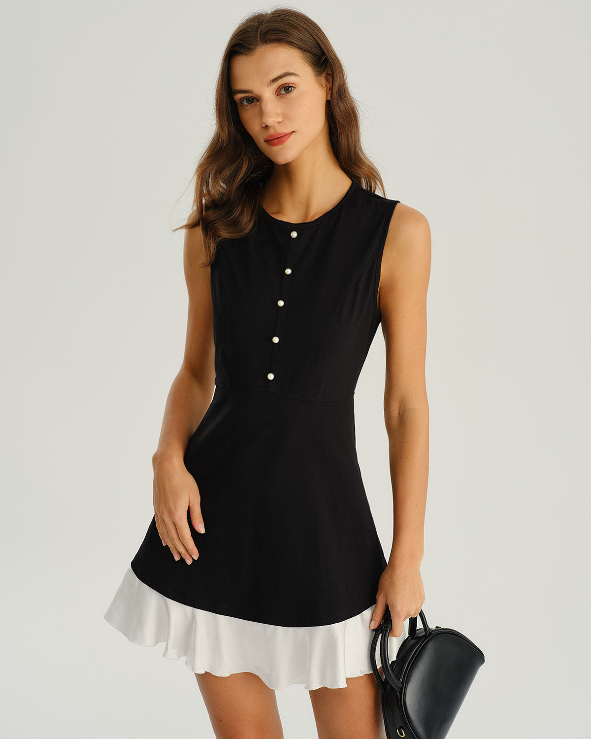 Vestido mini evasê sem mangas preto com detalhes contrastantes