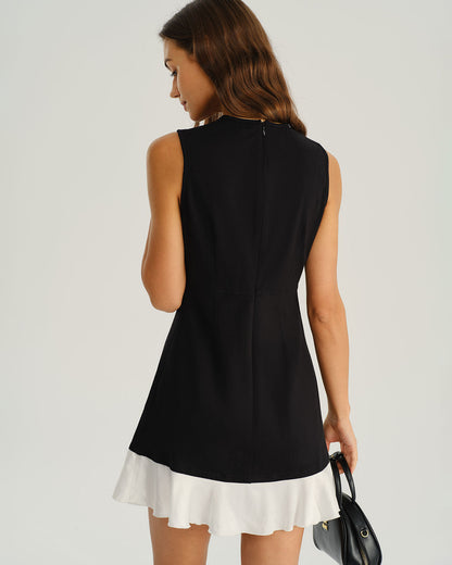 Vestido mini evasê sem mangas preto com detalhes contrastantes