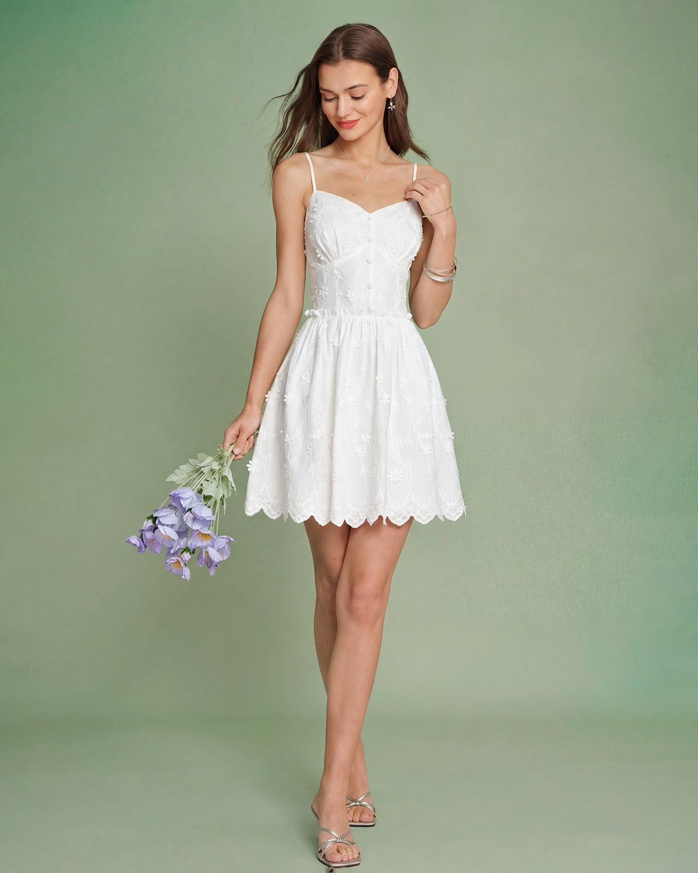 Minivestido slip branco com bordado floral