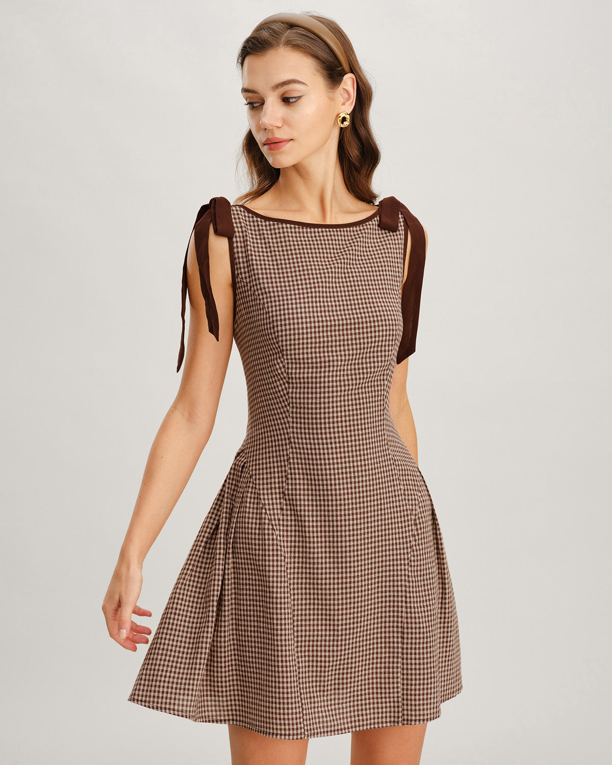 Minivestido xadrez vichy marrom com alças de amarrar