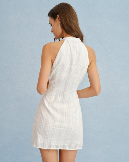 Minivestido branco com gola mandarim e recortes
