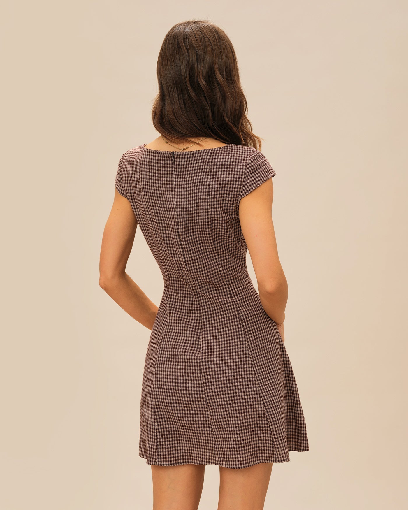 Mini vestido xadrez marrom com decote quadrado