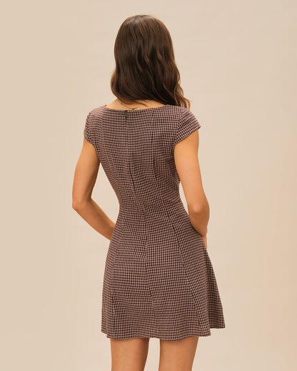 Mini vestido xadrez marrom com decote quadrado