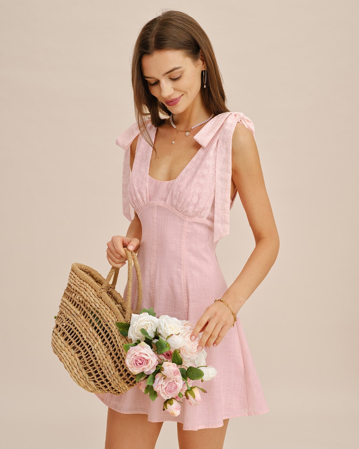 Mini vestido rosa com recortes e bordados