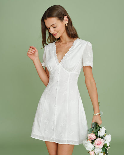 Vestido curto branco em renda bordada com decote em V