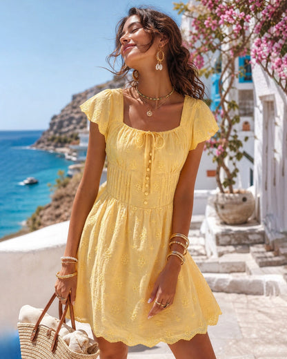 Vestido curto amarelo com decote quadrado, amarração e botões