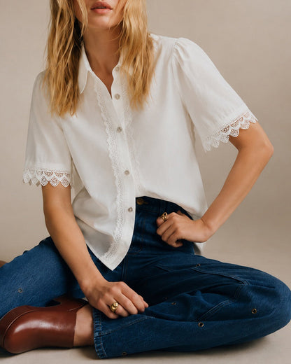 Camisa com gola branca, recortes e botões