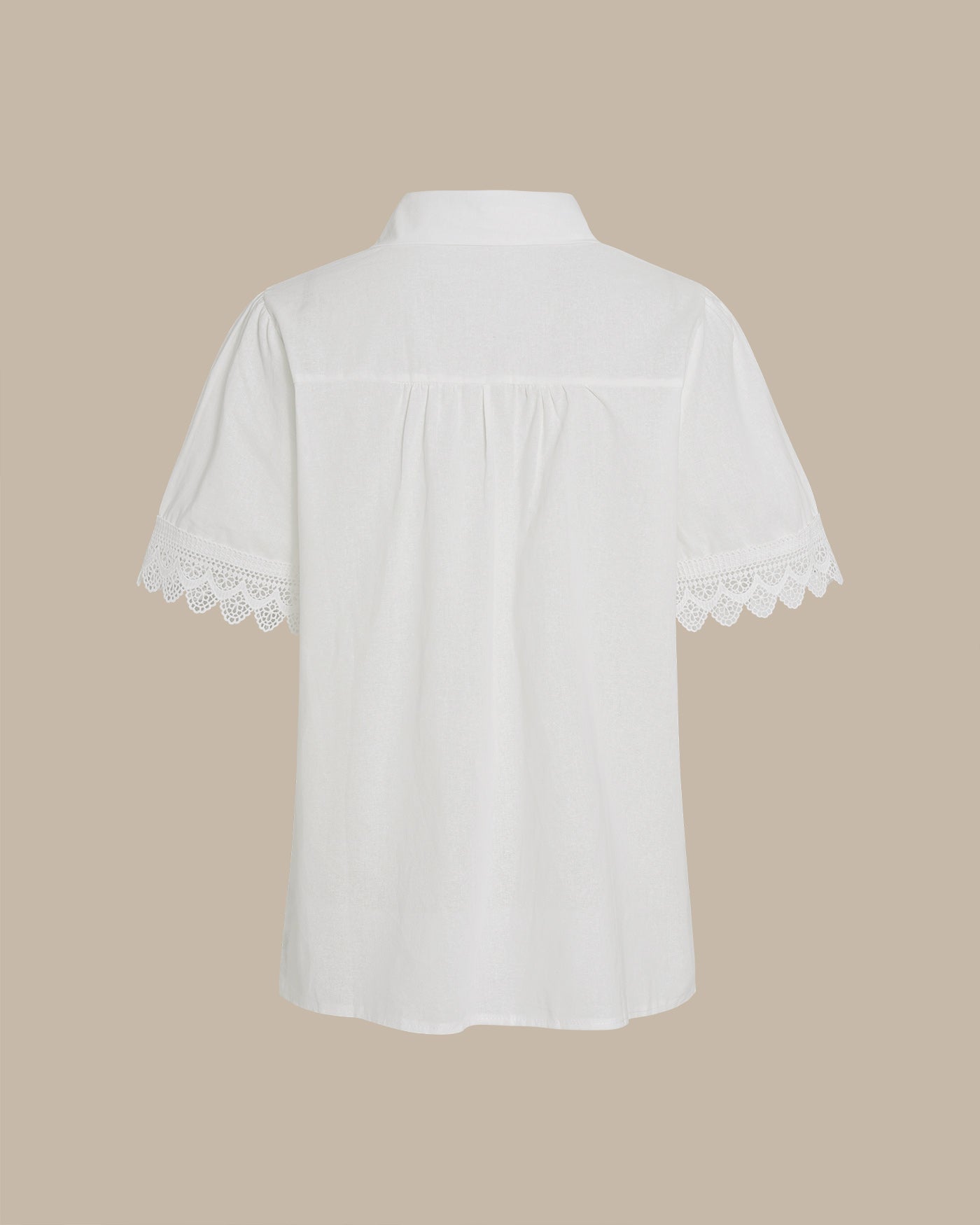 Camisa com gola branca, recortes e botões
