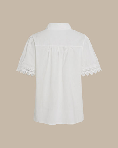 Camisa com gola branca, recortes e botões