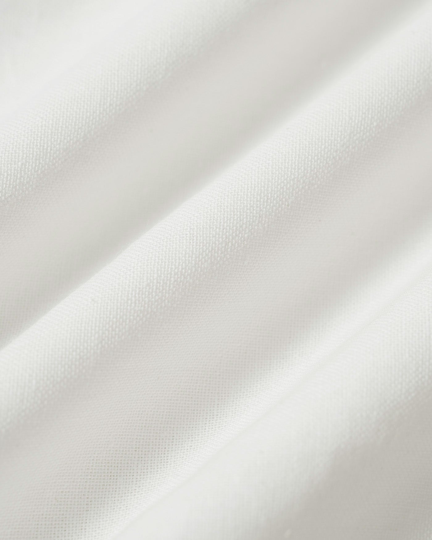 Camisa com gola branca, recortes e botões