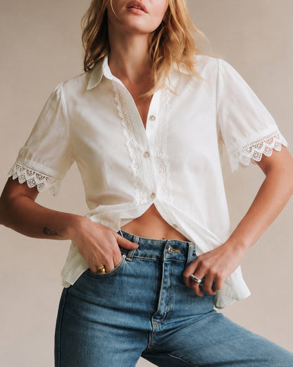 Camisa com gola branca, recortes e botões