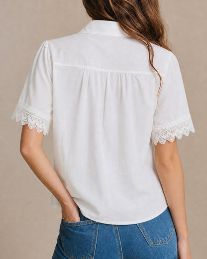 Camisa com gola branca, recortes e botões