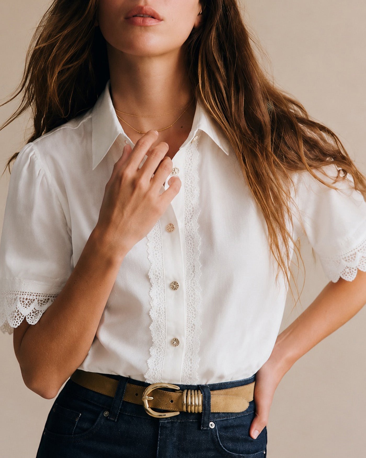 Camisa com gola branca, recortes e botões