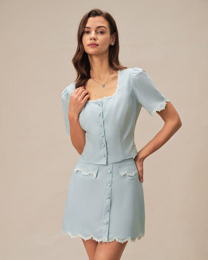 Blusa azul‑claro de renda com botões e decote quadrado