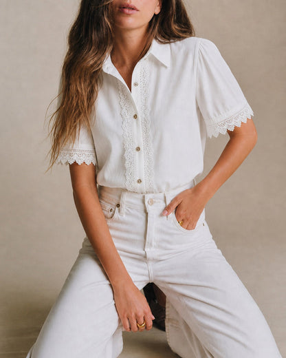Camisa com gola branca, recortes e botões