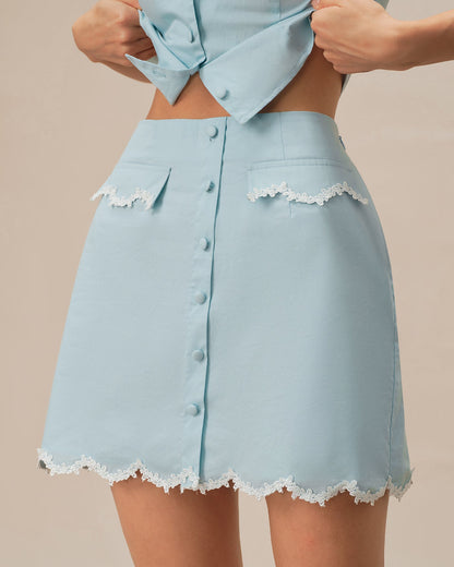 Mini saia em renda azul claro com bolso e botões