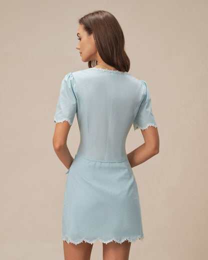 Mini saia em renda azul claro com bolso e botões