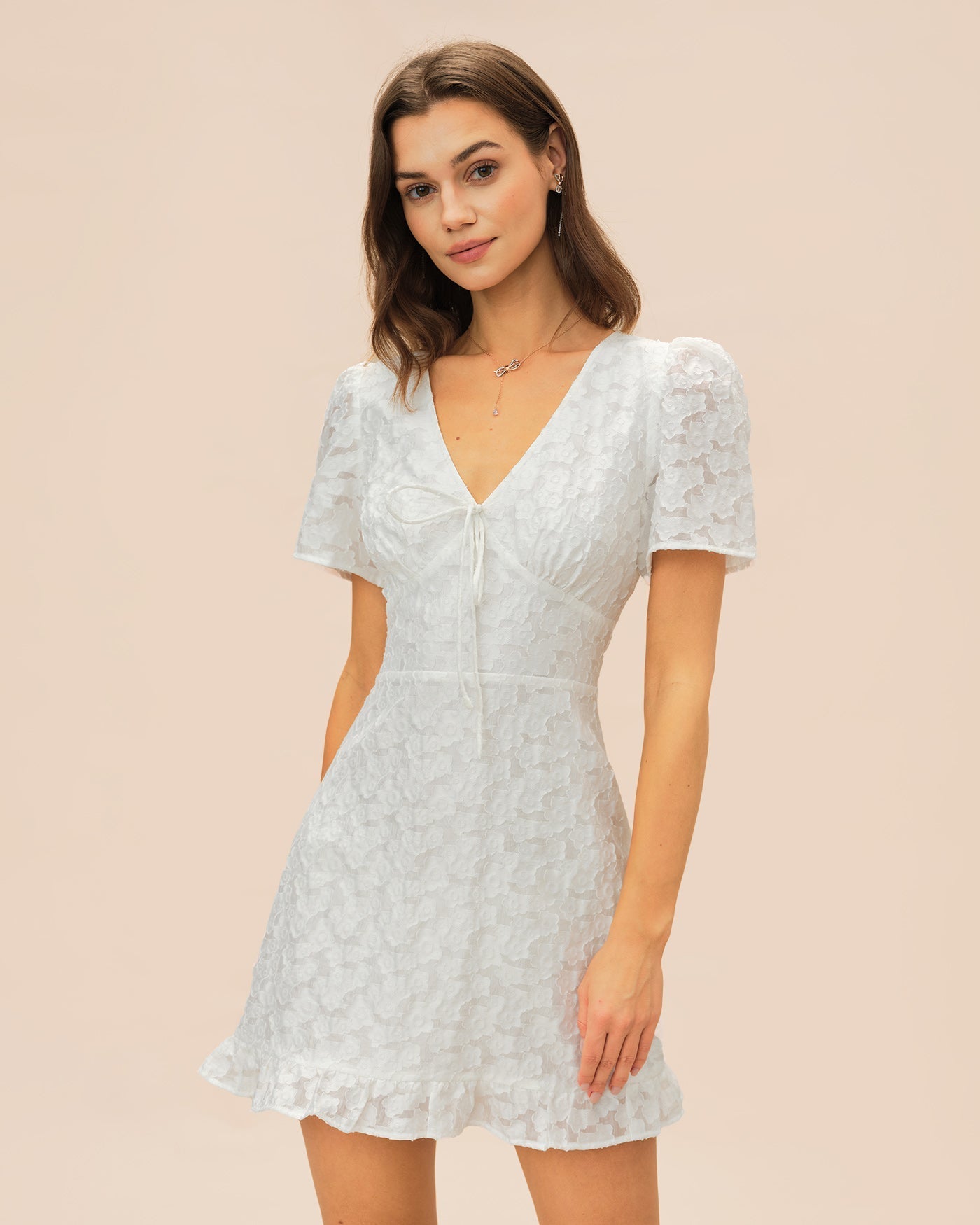 Mini vestido jacquard branco com decote em V