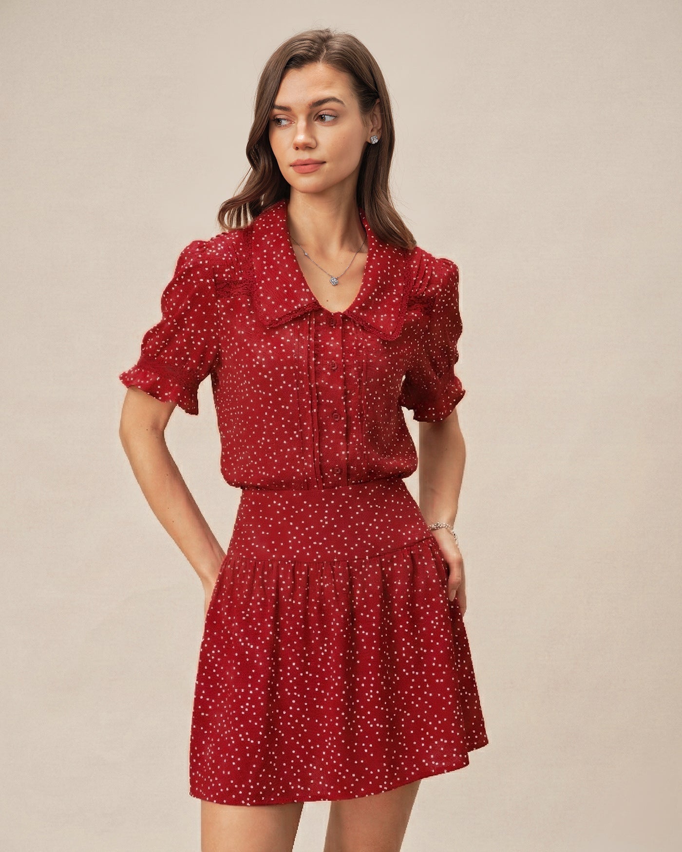 Blusa vermelha com mangas bufantes e gola de poá