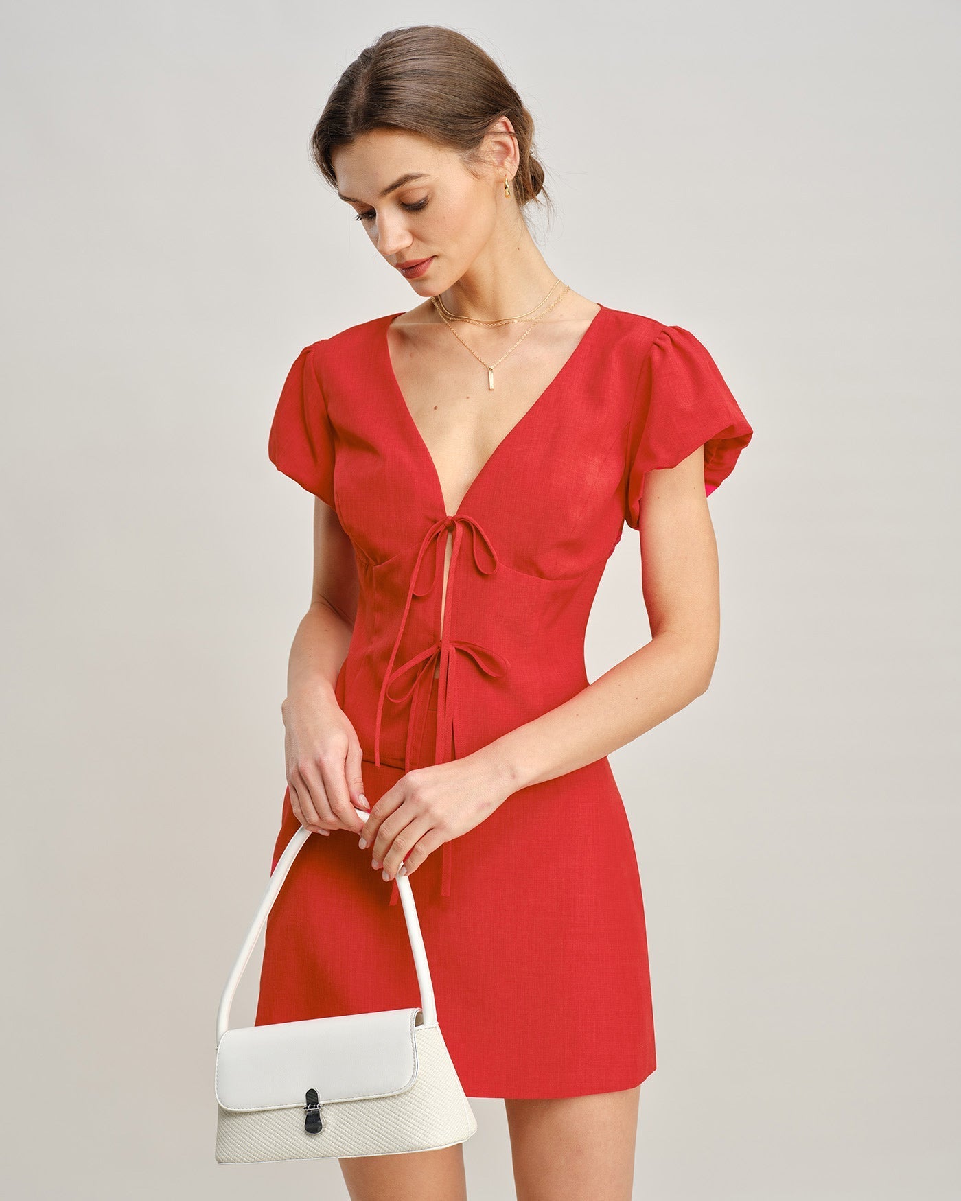 Blusa vermelha com decote em V e amarração