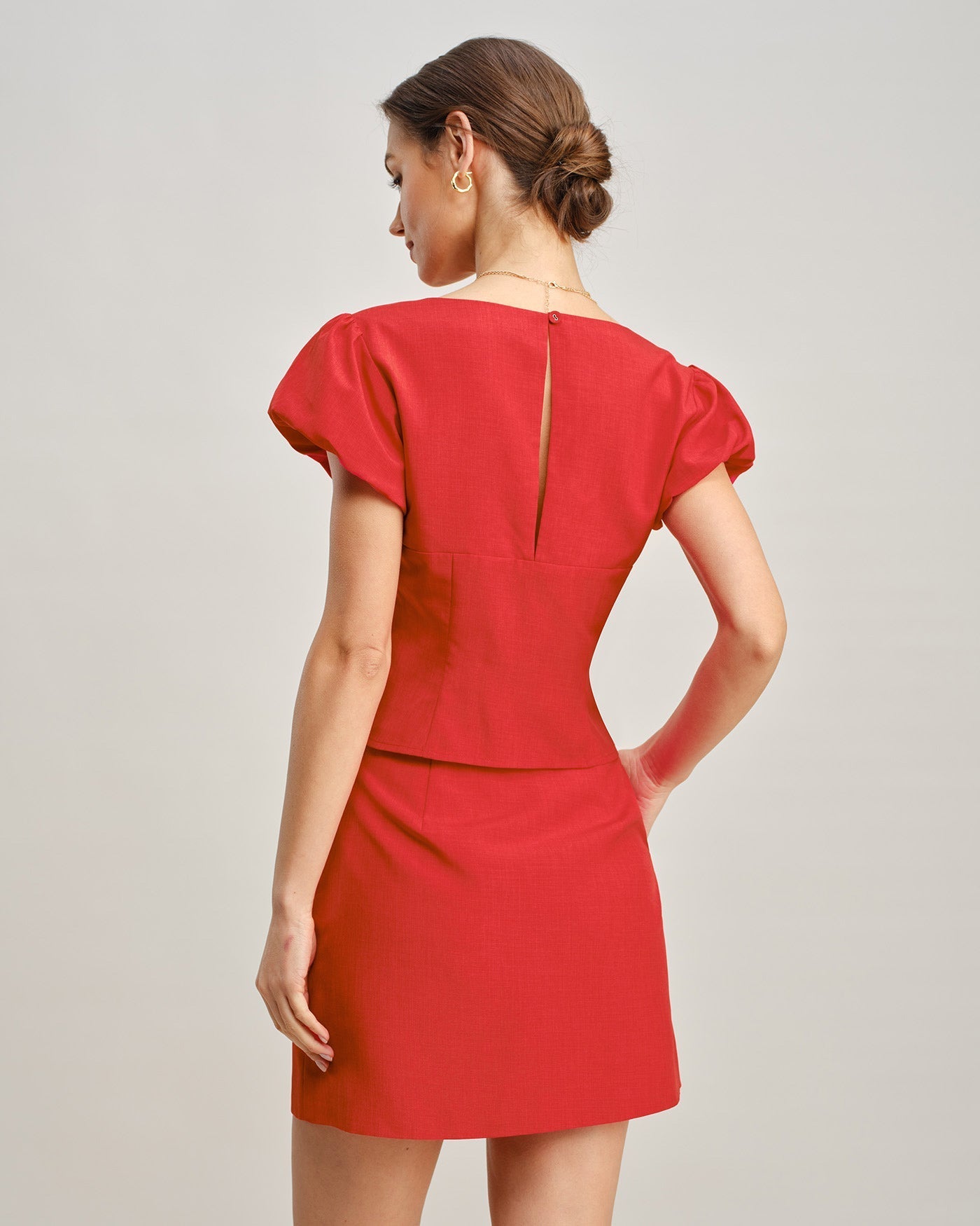 Blusa vermelha com decote em V e amarração