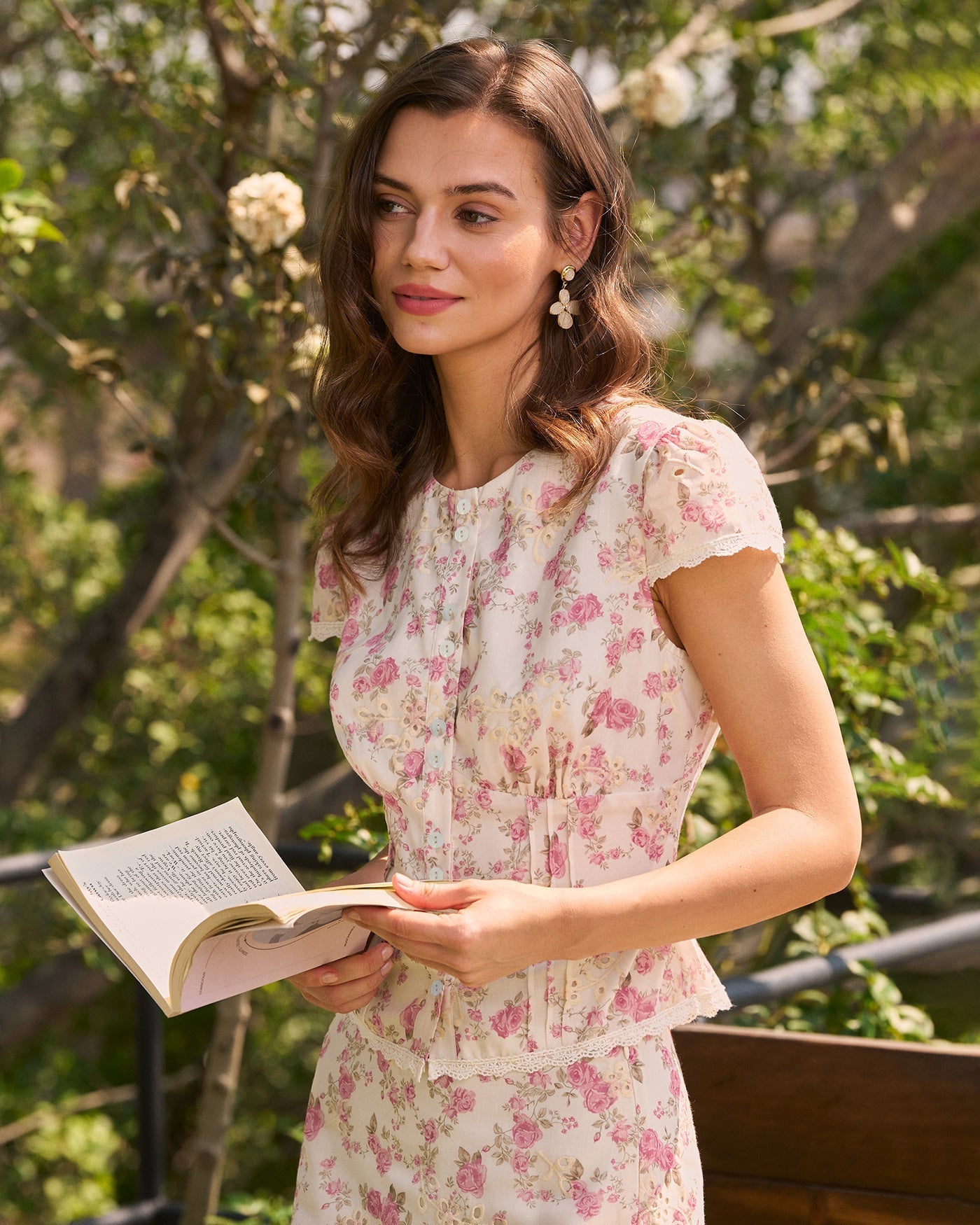 Blusa Rosa com Bordado Floral e Botões