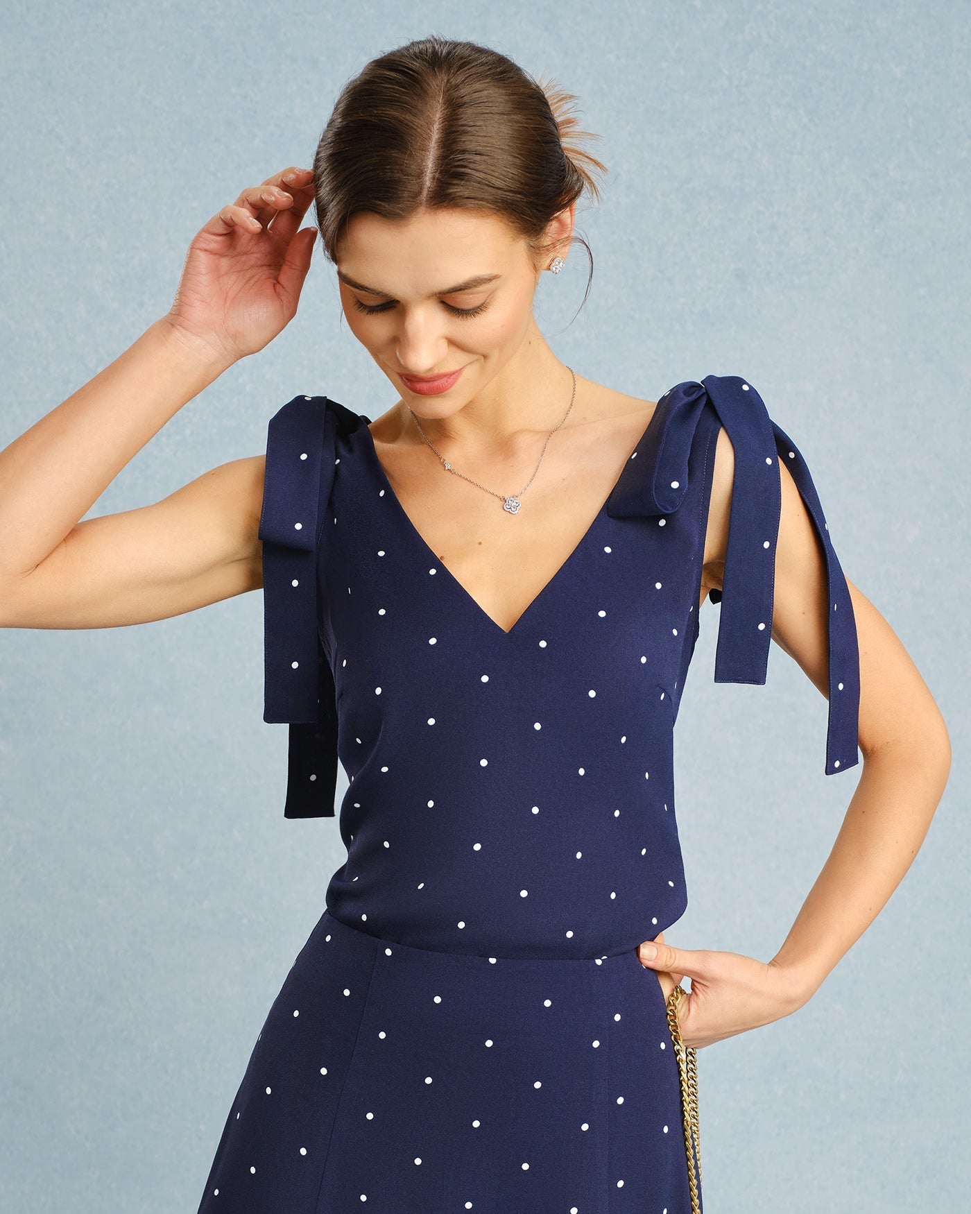 Top cami azul-marinho com estampa poá e decote em V