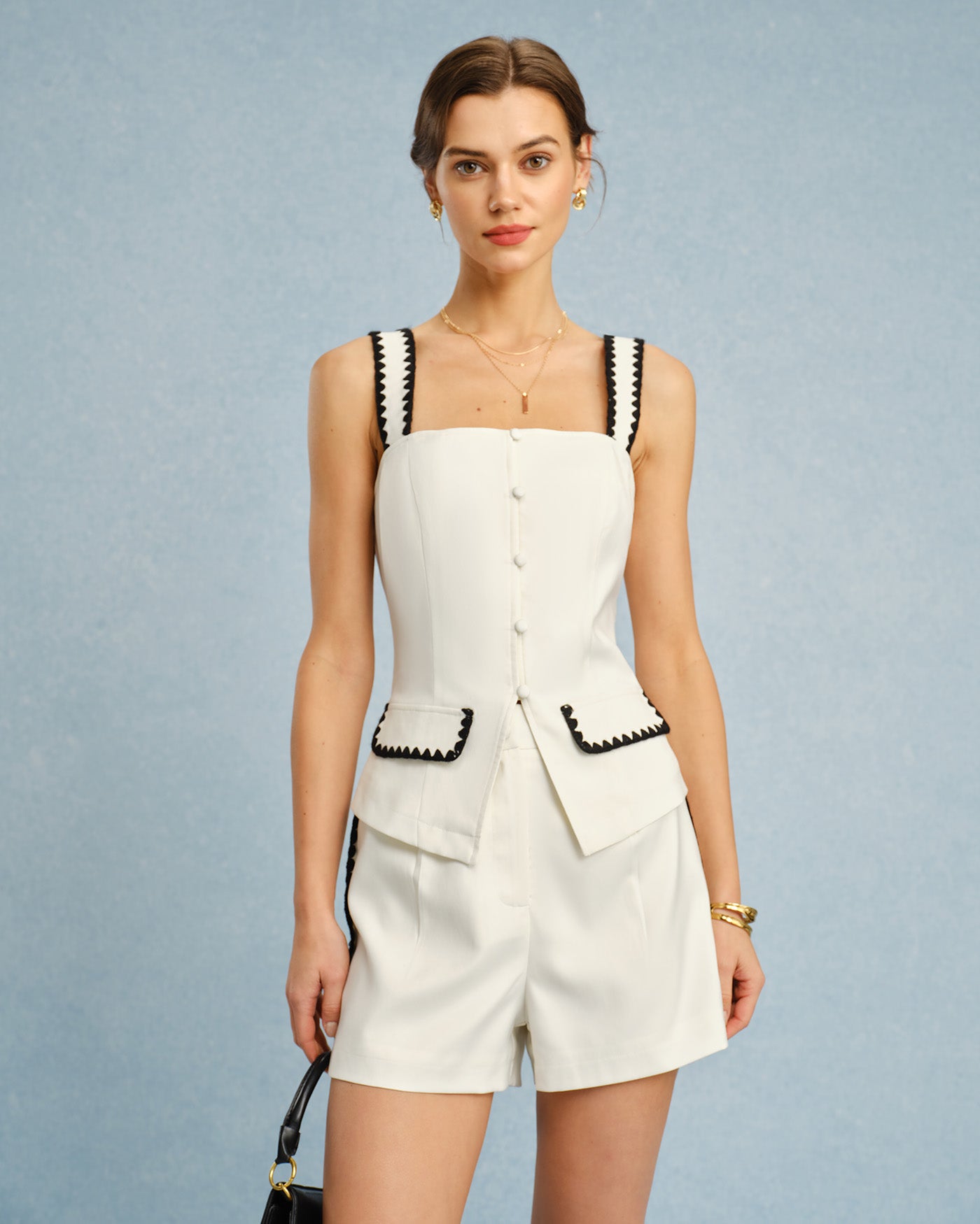 Top cami bege com decote quadrado e detalhe contrastante