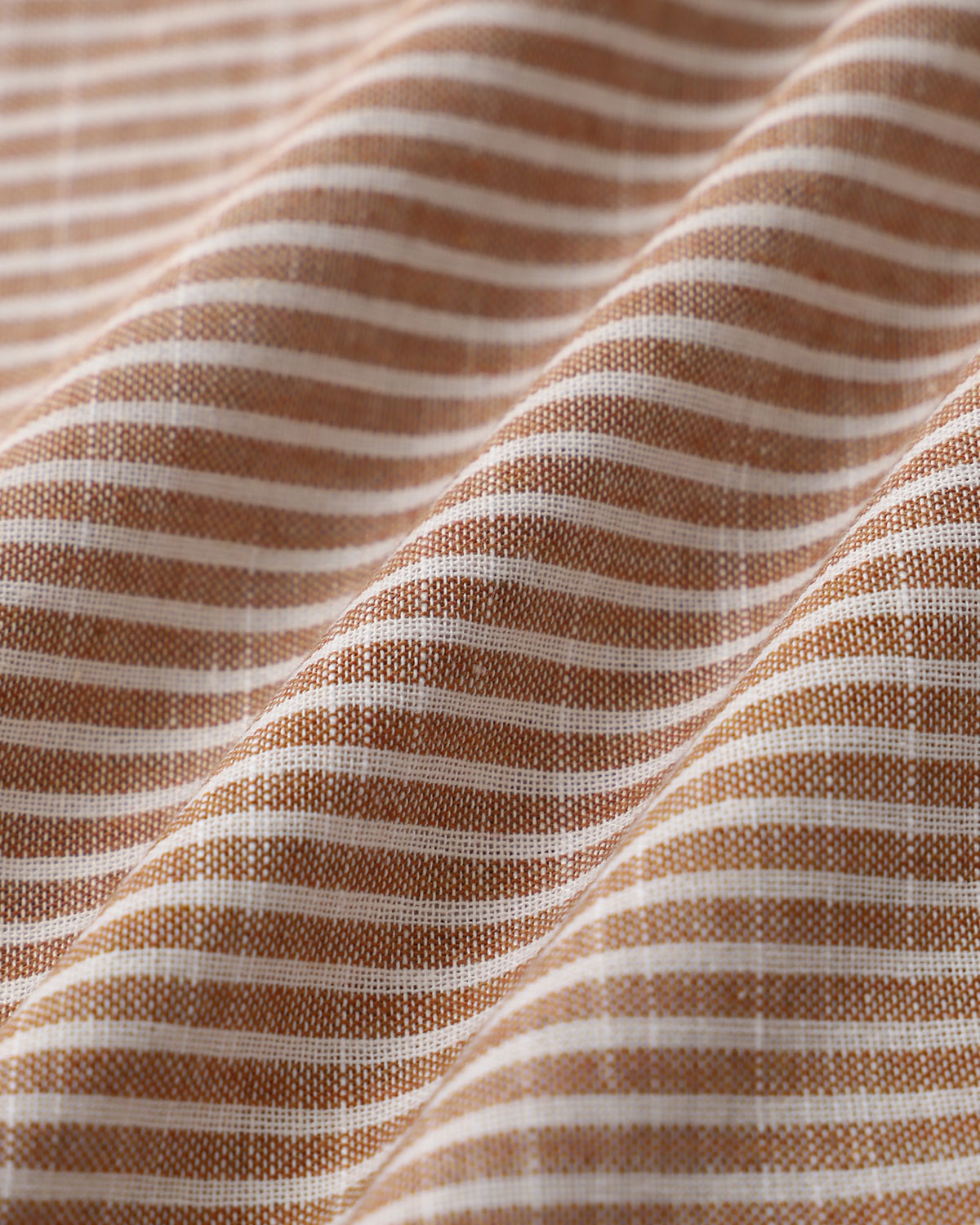 Vestido longo estilo slip listrado laranja com decote coração