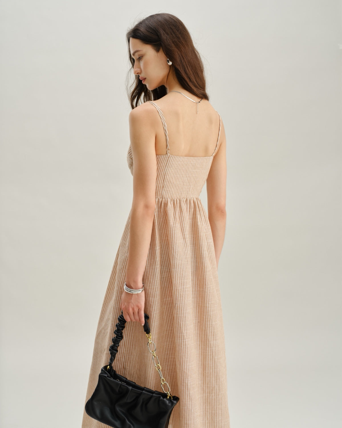 Vestido longo estilo slip listrado laranja com decote coração