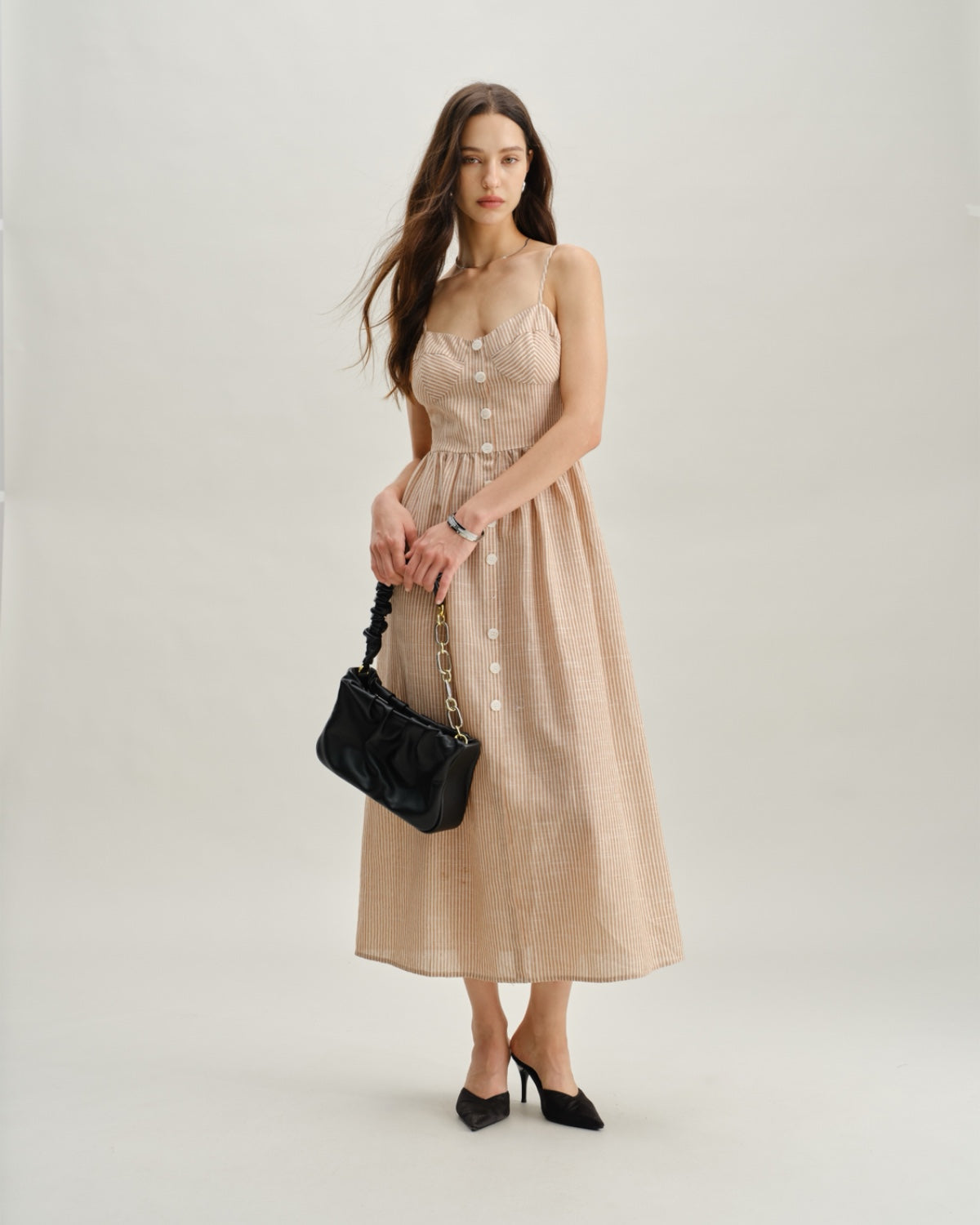 Vestido longo estilo slip listrado laranja com decote coração