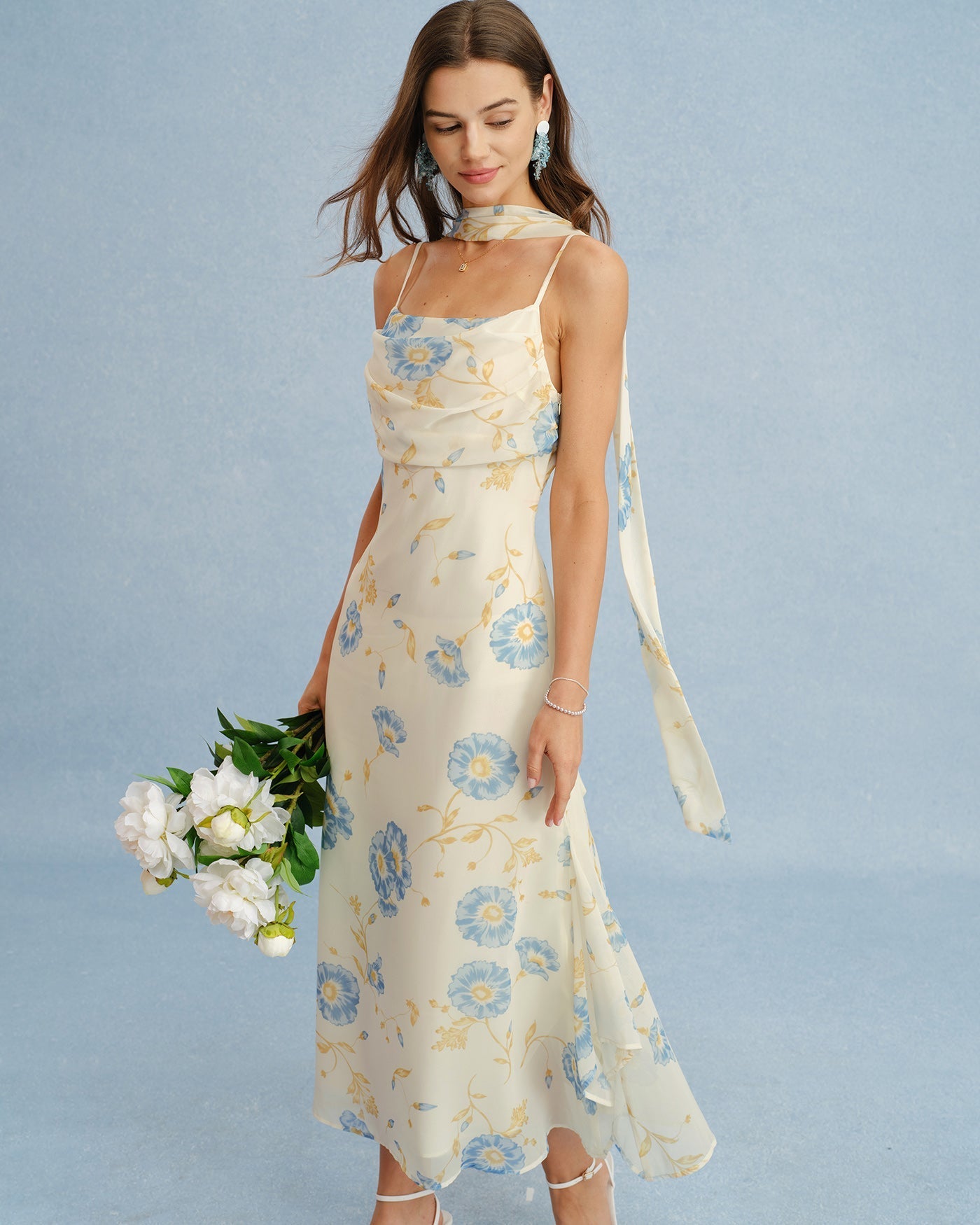 Vestido longo floral em chiffon bege com amarração
