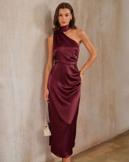 Vestido longo em cetim com ombro único — vinho